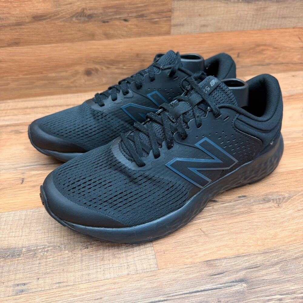 New Balance 520 V7 men Size 8.5 US Black/Black Running Shoes